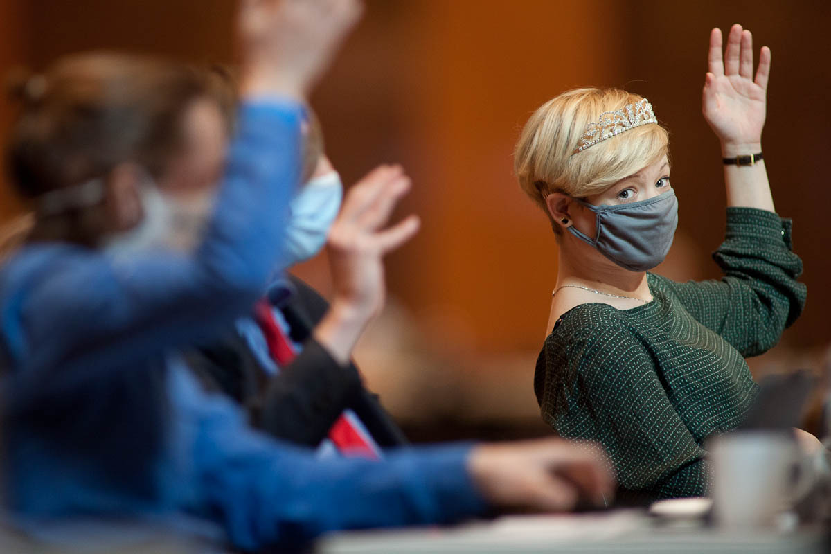 Ratsfrau Dominique (Mique) Mirus der Partei Die PARTEI in der konstituierenden ersten Sitzung des Stadtrat Duesseldorf am 05.11.2020