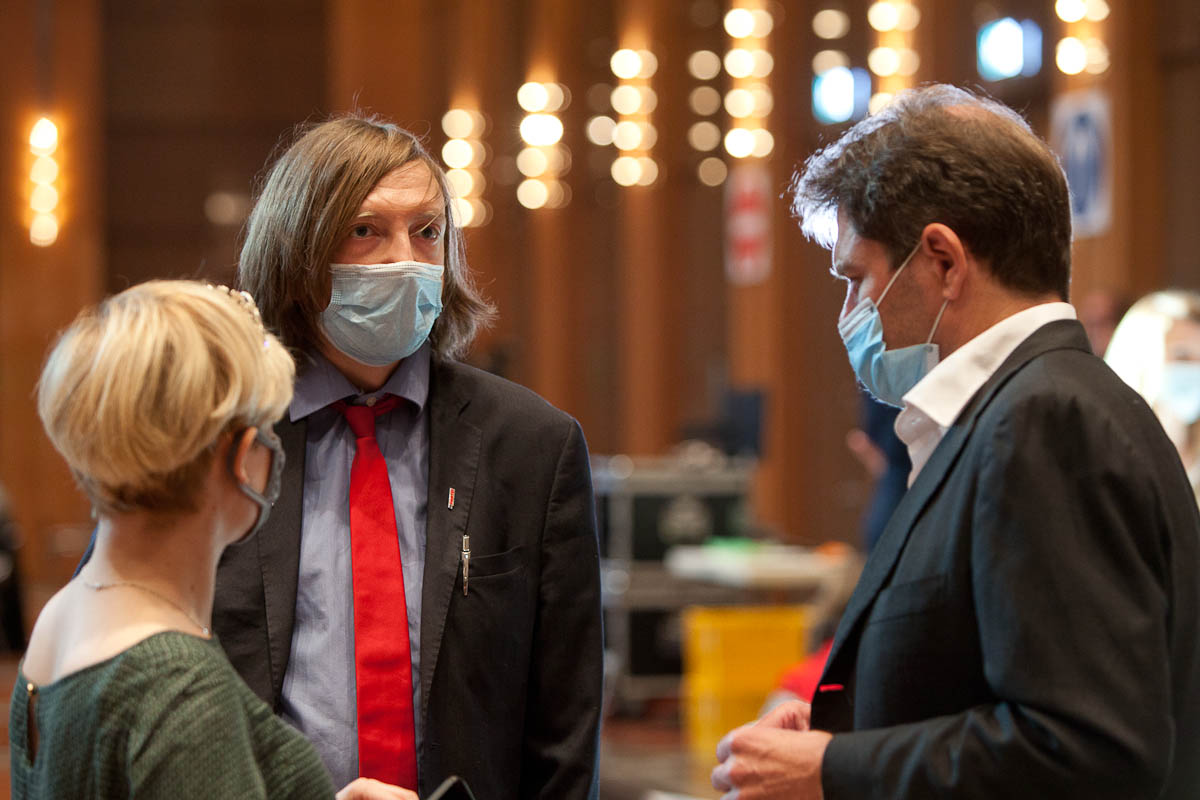 Vlnr: Ratsfrau Dominique (Mique) Mirus und Ratsherr Keno Schulte der Partei Die PARTEI mit dem Franktionsgeschaeftsfuehrer Christopher Schrage in der konstituierenden ersten Sitzung des Stadtrat Duesseldorf am 05.11.2020