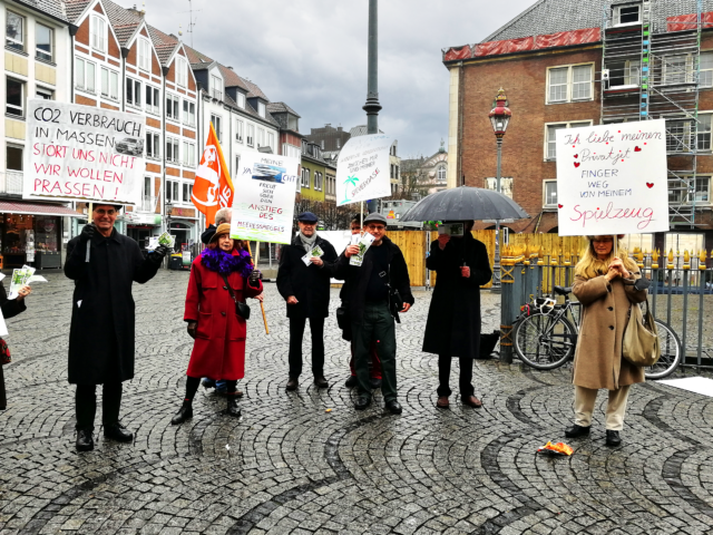 ATTAC-Aktivisti protestieren gegen die Unbedarftheit der "Superreichen" und die damit in Verbindung stehenden CO2-Emissionen