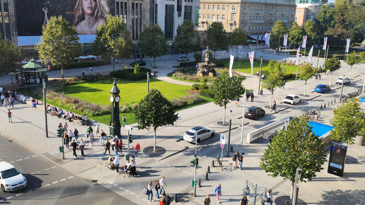 Corneliusplatz ohne Autos, bunte Fassaden und gesunde Ernährung